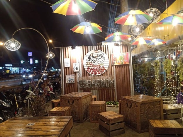 หน้าร้าน 99 บาร์นม