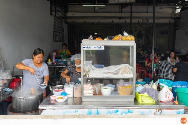 เมนูของร้าน ก๋วยเตี๋ยวลูกชิ้นปลานายหอย
