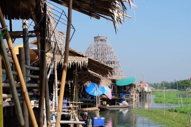 บรรยากาศ ตลาดน้ำสะพานโค้ง วัดทองประดิษฐ์