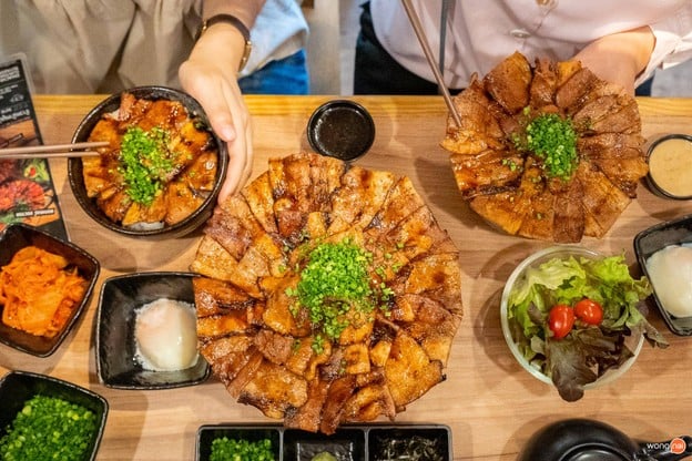 เมนูของร้าน โอฮาชิ ข้าวหน้าหมูย่างถ่าน อารีย์