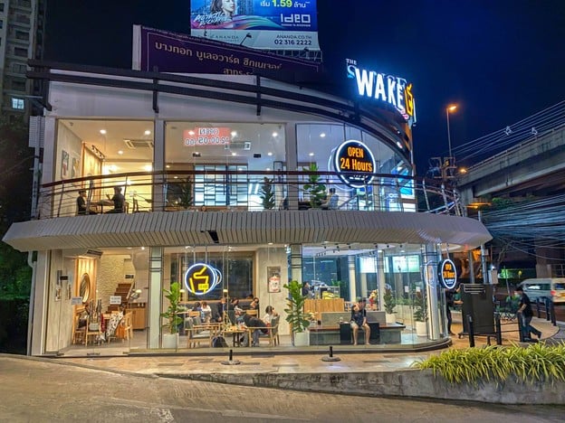 หน้าร้าน Wake Up เดอะเซ้นส์ ปิ่นเกล้า