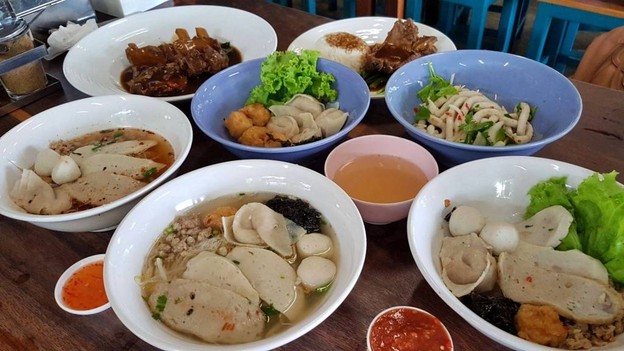 สอาด เย็นตาโฟเสวย ตลาดเสรีมาร์เก็ต