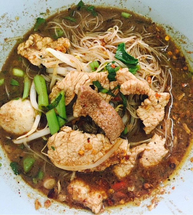 เมนูของร้าน ก๋วยเตี๋ยวเรือลุงชลอ ตลาดเขมา ตลาดศรีเขมา