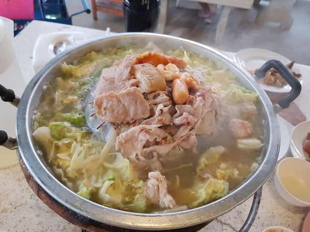 เก้าอี้ไม้ หมูกระทะ บางแสน