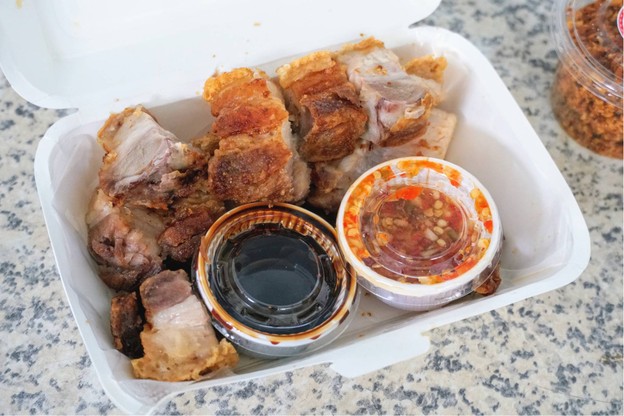 เมนูของร้าน หมูทอดเจ้แอนข้าวเหนียวนุ่มมาก หมูทอดเจ้แอนข้าวเหนียวนุ่มมาก