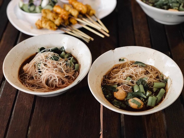 เมนูของร้าน ก๋วยเตี๋ยวเรือ นายหงอก บ้านสวน รามคำแหง 21