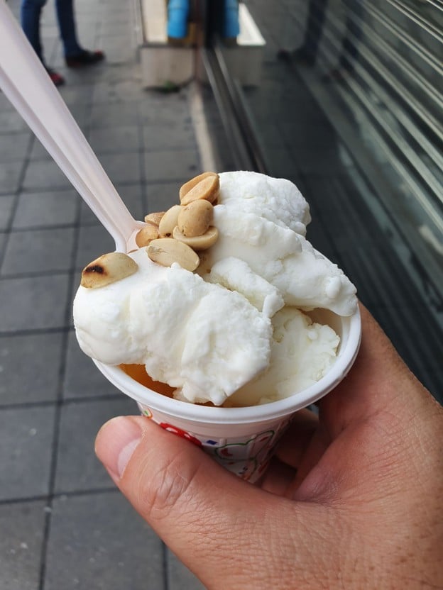 เมนูของร้าน ไอศกรีมกะทินมสด จราจรกลาง (เจ้าเก่า)
