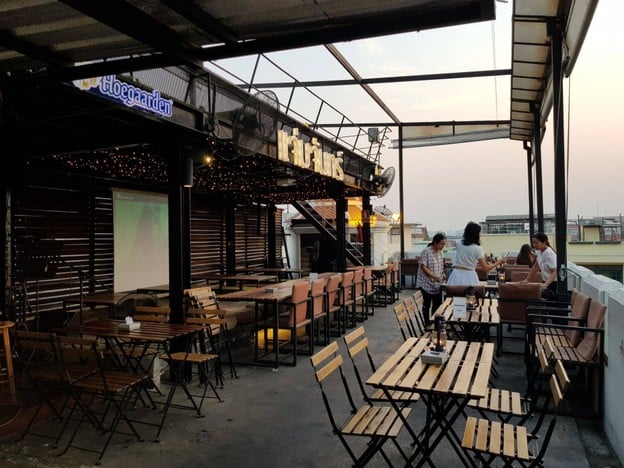 แจ่มจันทร์ บาร์ แอนด์ บิสโทร