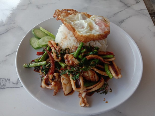 ราชากะเพรา ( ร้านโรส ตลาดบ่อทอง ) สาขาเทพารักษ์ ซอยมังกร