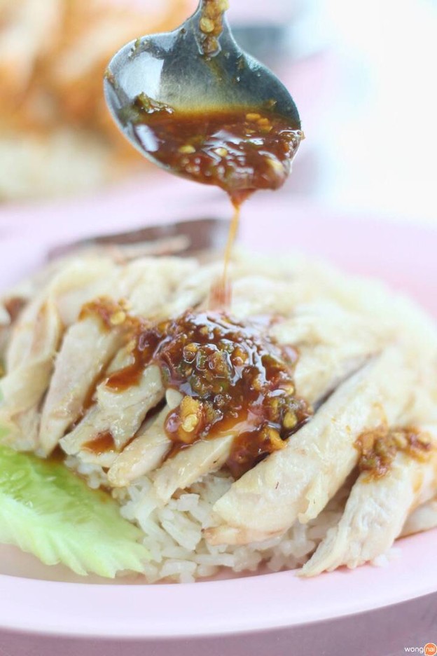 ป้ายแดงข้าวมันไก่ตอนหน้าศาล-ชลบุรี