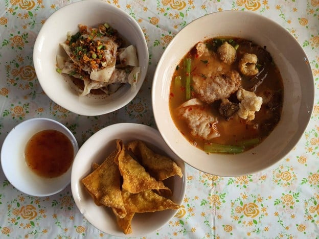 เมนูของร้าน ติ๋มเกี๊ยวยักษ์ (เตี๋ยวเกี๊ยวยักษ์) ตลิ่งชัน