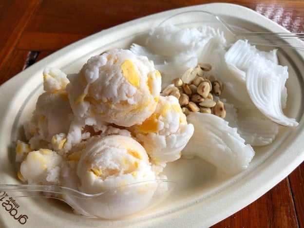 เมนูของร้าน ศรียาภัย ไอศครีมกะทิสด ตลาดน้ำดอนหวาย