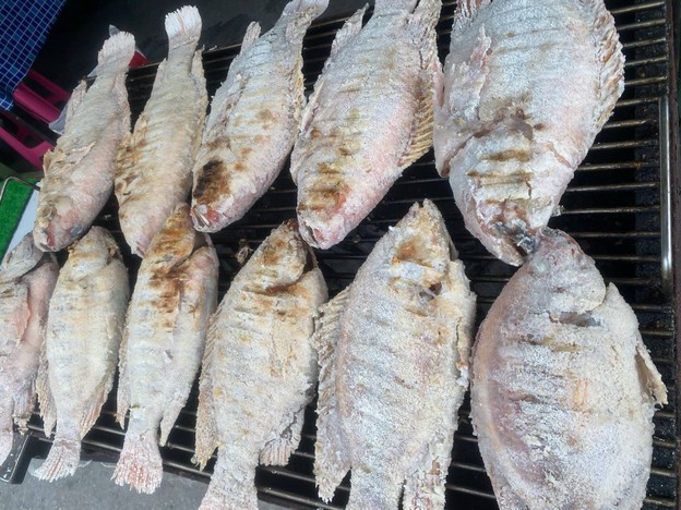 จงรักษ์ฟาร์มเมี่ยปลาเผา ไข่หมึกทอด สาขากะทู้ กะทู้