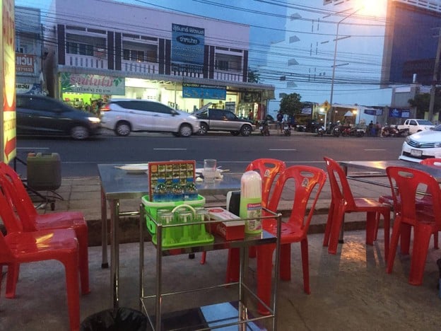 ข้าวต้มยกนิ้ว หน้าโรงแรมเดอะเกรซ