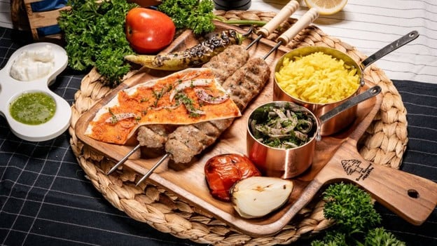 Beirut Lebanese Restaurant พร้อมพงษ์