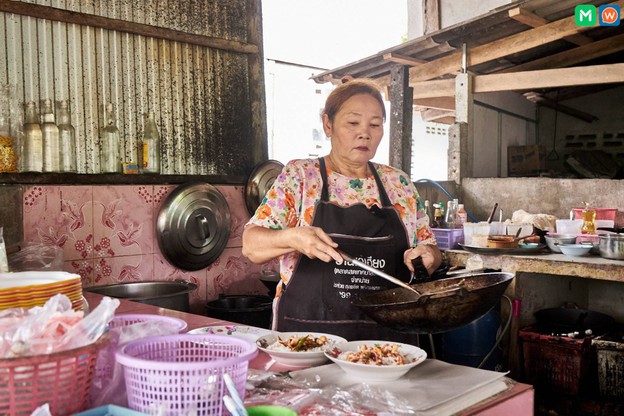 เจ๊อ๋อย ลุงหมึก อาหารตามสั่ง 10 บาท ราชบุรี