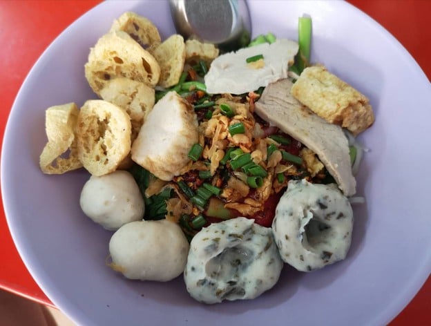 ก๋วยเตี๋ยวลูกชิ้นปลาเจ๊ปุ๊ย ห้าแยกพลับพลาชัย (ลูกชิ้นปลา ทำเอง)