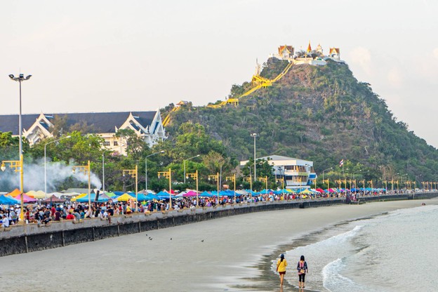 บรรยากาศ ถนนคนเดินประจวบคีรีขันธ์