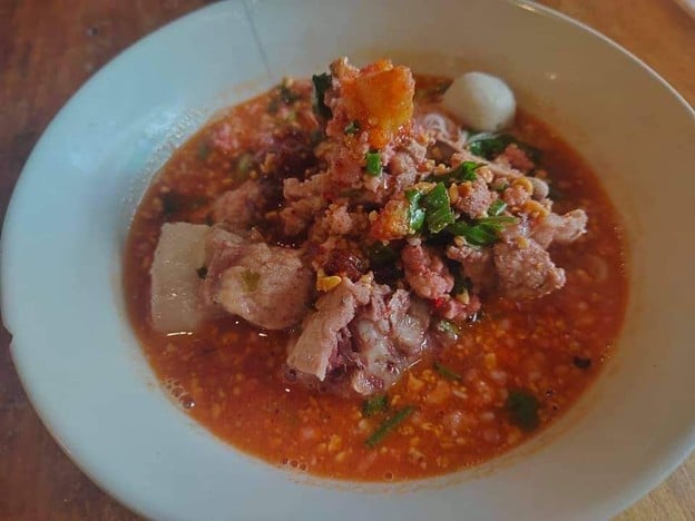เมนูของร้าน ก๋วยเตี๋ยวในรู ถนนนางงาม
