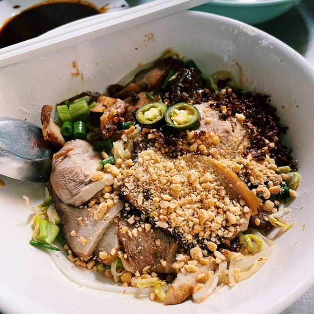 เมนูของร้าน ก๋วยเตี๋ยวรู ตลาดน้อย