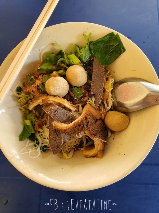 เมนูของร้าน ก๋วยเตี๋ยวเนื้อ ต่อแถว