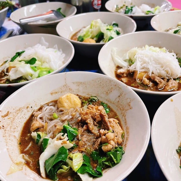 เจ๊เบน ก๋วยเตี๋ยวเรือบุฟเฟ่