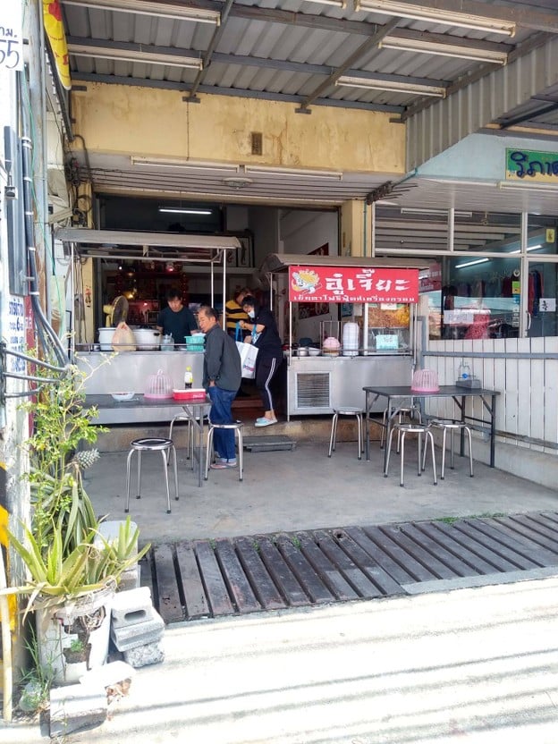 หน้าร้าน อู๋เจี๊ยะ เย็นตาโฟซีฟู้ด เครื่องกรอบ