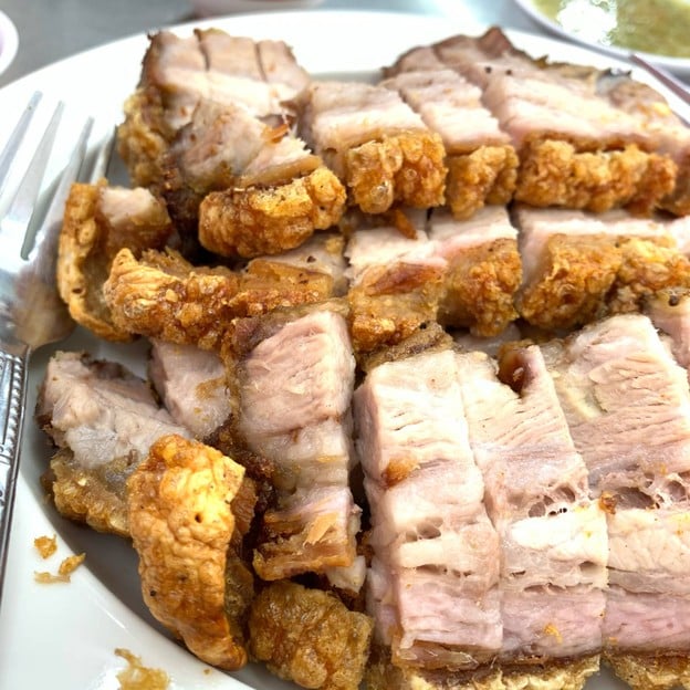 เมนูของร้าน ก๋วยจั๊บหมูกรอบ หลีเจ็กตง ซอยเฉลิมพระเกียรติ 35