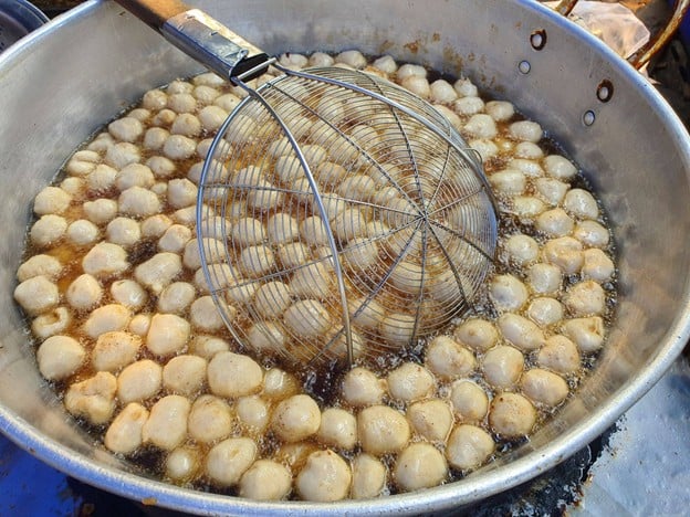 เมนูของร้าน ลูกชิ้นทอดแม่ละออ-บนรถ ใน.พายัพ หน้าโรงอาหารในม.พายัพ