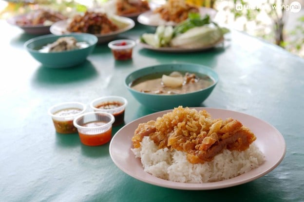 เมนูของร้าน ข้าวหมูทอดนมโต ส้มตำยำแซ่บ