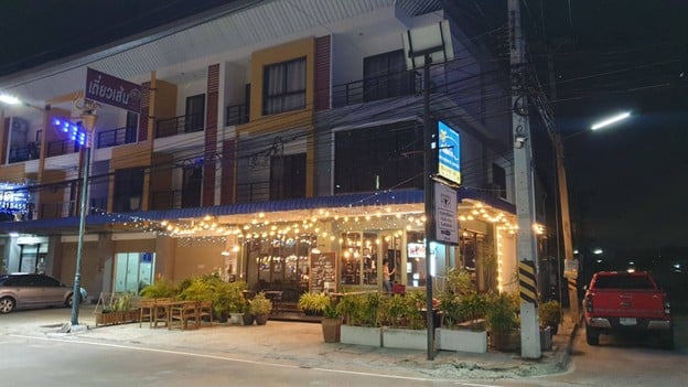 หน้าร้าน HUGE Dining & Bar