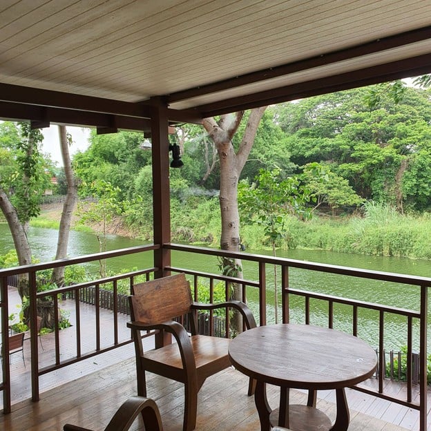 ภพ The Riverside Cafe