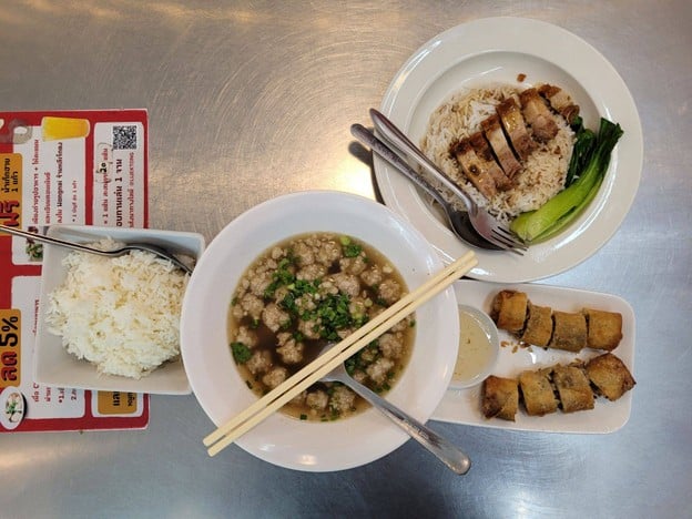 เมนูของร้าน ก๋วยจั๊บหมูกรอบ หลีเจ็กตง ซอยเฉลิมพระเกียรติ 35