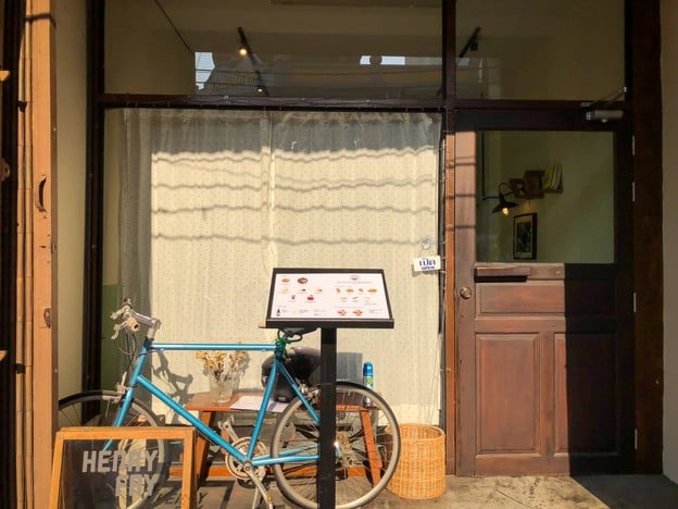 หน้าร้าน Henryfry : fried chicken & housemade food. เจริญกรุง