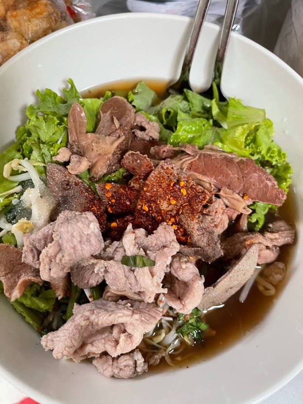 เมนูของร้าน ก๋วยเตี๋ยวปลื้ม พระประแดง