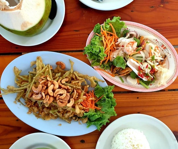 เมนูของร้าน ครัวริมคลอง อ่างเก็บน้ำ บางพระ ชลบุรี