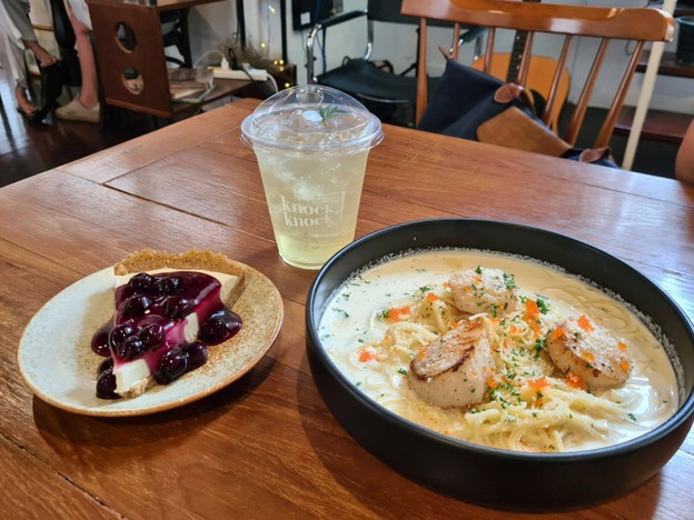 Knock Knock Cafe & Bar -