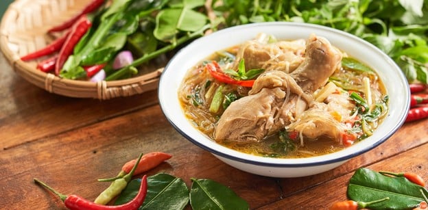 วิธีทำ “แกงไก่ใส่เส้นร้อน” เมนูอาหารไทยแซ่บนัวอีหลี เส้นนุ่ม ซดคลองคอ