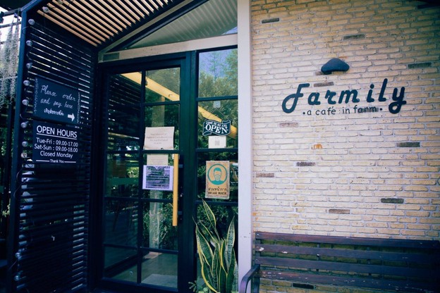 บรรยากาศ Farmily a cafe in farm (กาแฟpremium ขนมเค้ก อาหารอร่อย ได้คุณภาพ)
