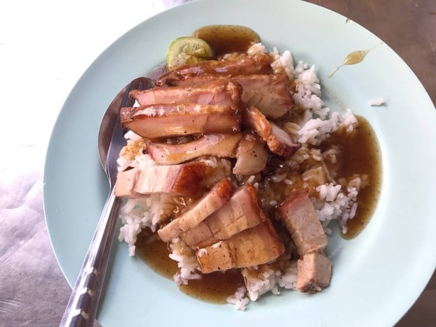 พลอย ข้าวหมูแดงนครปฐม หมูกรอบย่างเตาถ่าน มีนบุรี