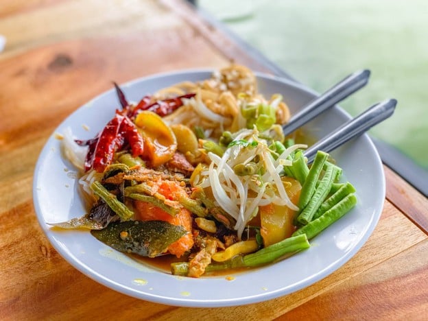 ขนมจีนมีน้ำยา (Me Nam Yaa)