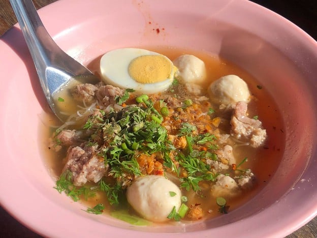 เมนูของร้าน ก๋วยเตี๋ยวห้อยขาบ้านจ่าโบ่