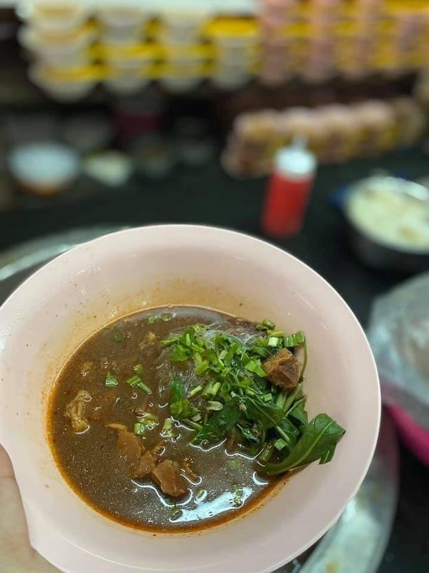 เมนูของร้าน ก๋วยเตี๋ยวเรือริมทาง