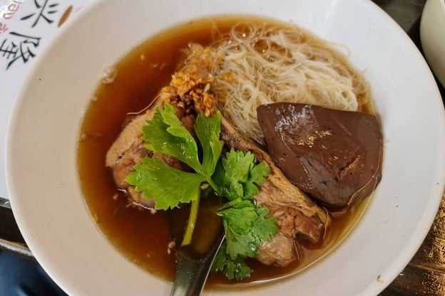 เมนูของร้าน ระตะมา ก๋วยเตี๋ยวเป็ดพะโล้ ซุปเปอร์ขาไก่สูตรต้นตำรับ หัวหิน
