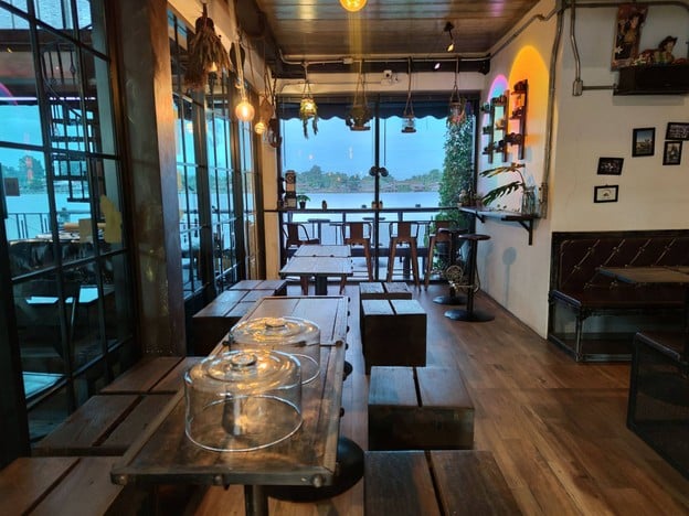 บรรยากาศ Sunset Coffee Roaster สาขาริมแม่น้ำเจ้าพระยา จ.ชัยนาท