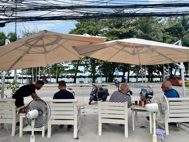 Thames coffee เลียบหาดจอมเทียน