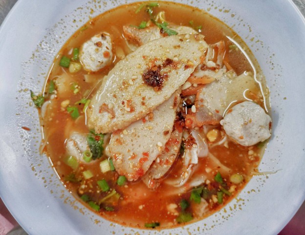 ก๋วยเตี๋ยวลูกชิ้นปลานายหอย
