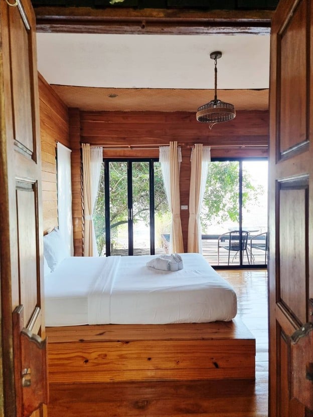 ชานไม้ ชายเล (lake House)