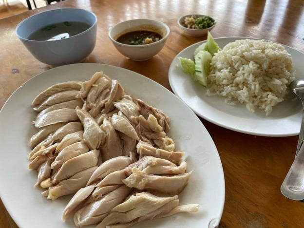 แดนข้าวมันไก่ สาขาสันทรายสายเก่าเยื้องปั๊มPT