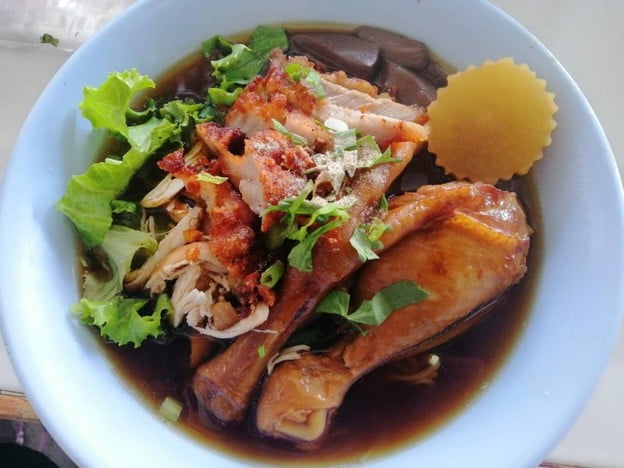 เมนูของร้าน ก๋วยเตี๋ยวไก่ตุ๋นราชพฤกษ์ ข้าวหมูทอดสุดแซ่บ